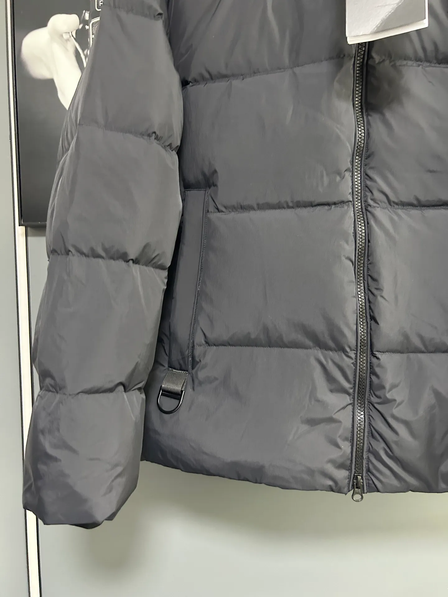 P720 Canada 🦢 Canada Goose hooded reflective stripe down jacket has always been recognized as the warmest down jacket. Various Instagram celebrities, Internet celebrities, and celebrities often wear it for street photos. I do Canada Goose every year, but I still can’t get rid of my love for the geese. No matter how cold the weather is, there is no need to be afraid, because there are geese! Filled with 90% white duck down, Canada Goose is the legendary warmest down jacket and is known as a must-have for Arctic outdoor sports! The most popular down jacket in the world, celebrities are rushing to buy it, it is a must-have!  Same style for men and women Color: Navy Size: M-3XL